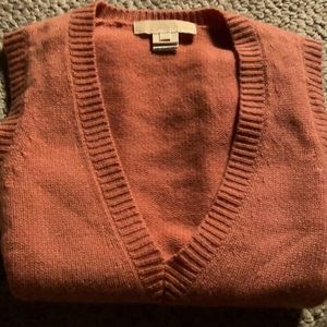 Cashmere sweater vest in coral